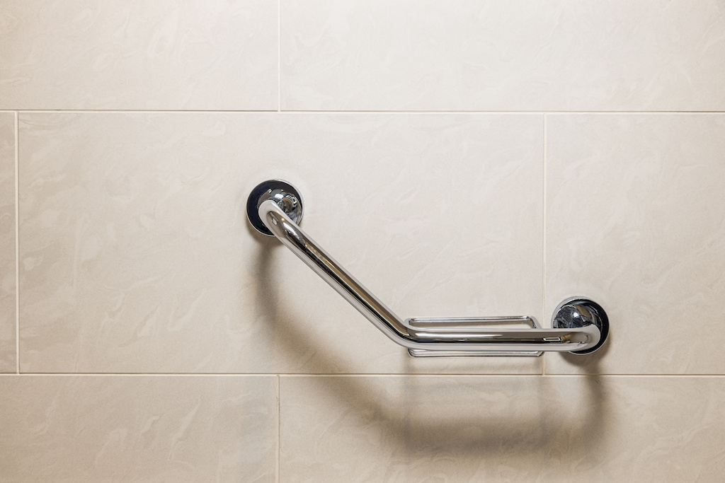 Choosing the Right Grab Bars for Your Accessible Home Bathroom